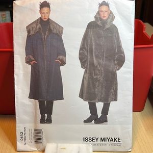 RARE Vogue 2182 ISSEY MIYAKE reversible loose fitting coat uncut factory fold